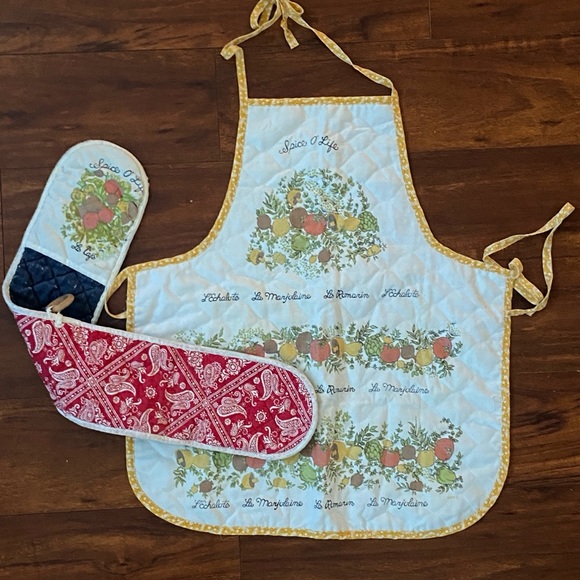 Vintage 1970s “Spice of Life” CorningWare apron and oven mitts - Picture 1 of 8